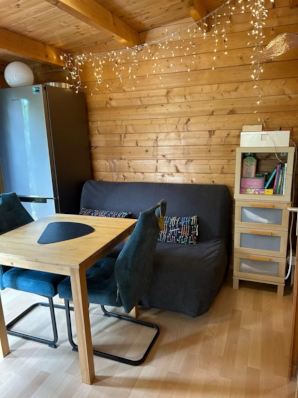 Gemütlicher Innenraum des Tiny House